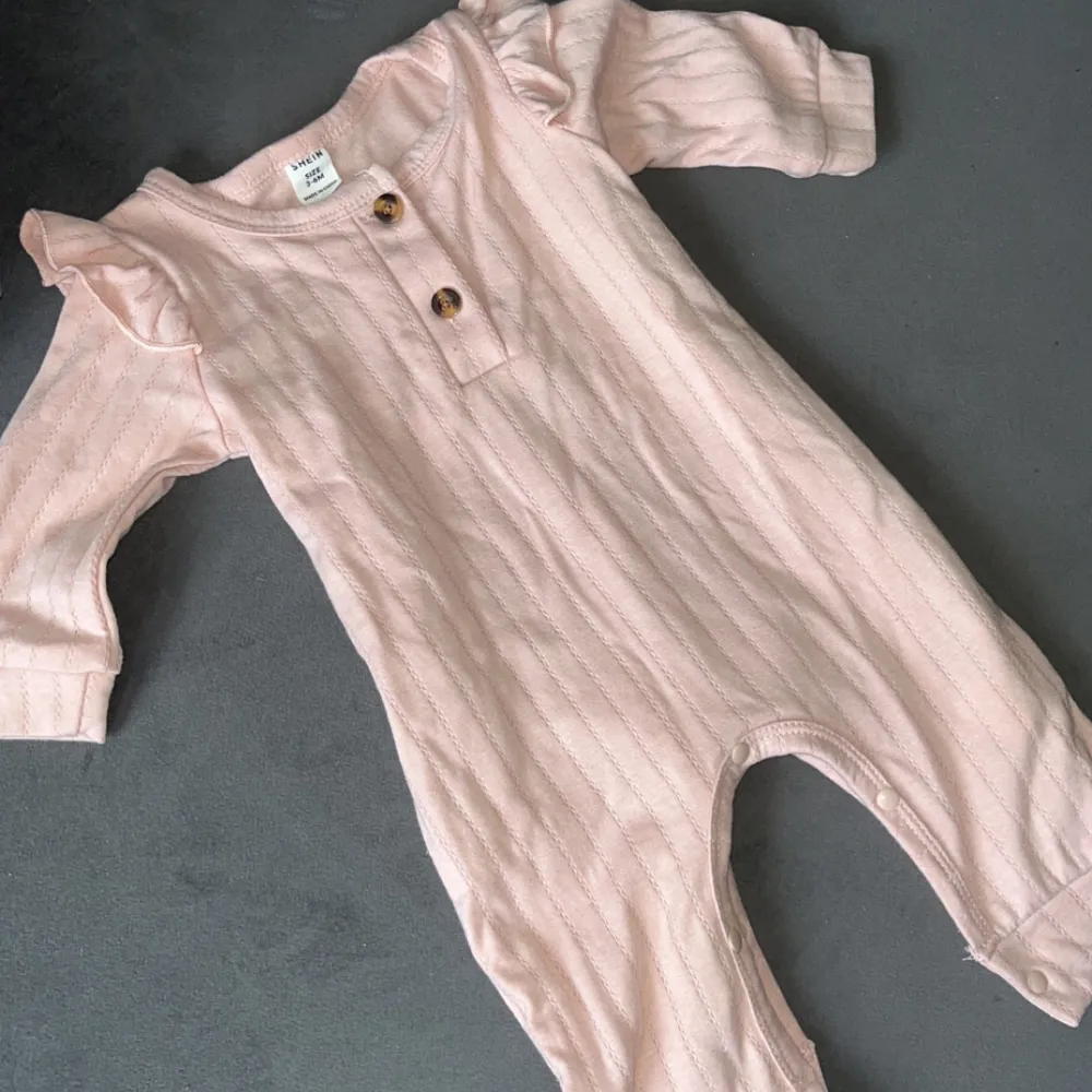 Jättefin babyrosa dress från shein som tyvärr var för liten för min tjej. Storlek är från 3-6 månader. Skulle tippa på runt 68. Övrigt.