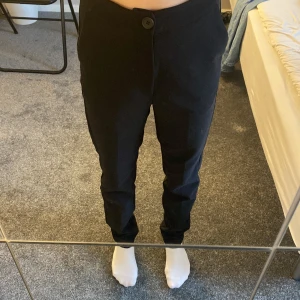 Svarta kostymbyxor  - Supersnygga svarta kostym byxor. Sälj pågrund av att dem aldrig används 🫶🏼 Original pris: 499 