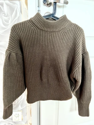 Fin tjocktröja - Mycket tjocktröja, aldrig använd men tyvärr ingen prislapp. Fin skurning vid armarna ❤️se bild. Köpt för 399 kr.