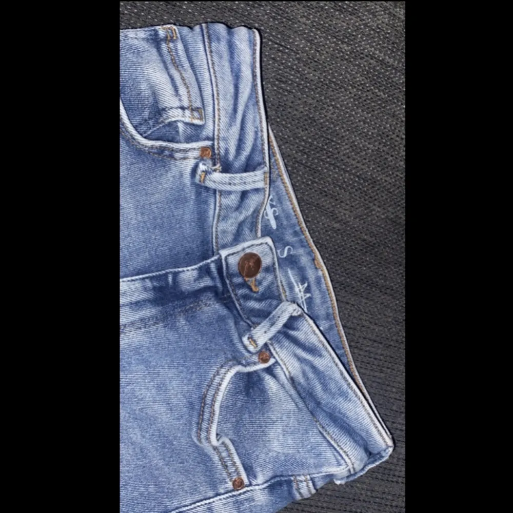 Jeans från BikBok, knappt använda då de ej passar mig i strl. Slim fit men stretchiga, strl S. Modell: Higher Malibu Nypris: 499:-. Jeans & Byxor.