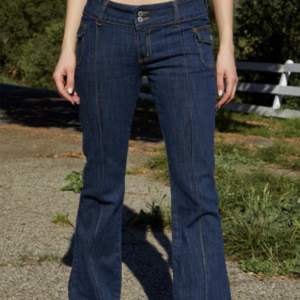 Jättecoola jeans från Brandy Melville! De är aldrig använda och modellen är low waist, bootcut med coola detaljer Säljer då de tyvärrr aldrig kommer till användning! Pris kan diskuteras vid snabb affär Fraktkostnad tillkommer!! Bilderna är lånade!!