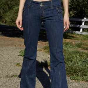 Agatha Denim Jeans  - Jättecoola jeans från Brandy Melville! De är aldrig använda och modellen är low waist, bootcut med coola detaljer Säljer då de tyvärrr aldrig kommer till användning! Pris kan diskuteras vid snabb affär Fraktkostnad tillkommer!! Bilderna är lånade!!
