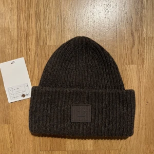 Acne Mössa - Fick den i jul klapp men säljs pga att den inte är min stil. Den har aldrig använts utomhus. Original pris: 1500