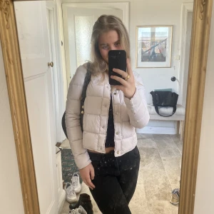 Snygg vårjacka - I princip oanvänd, ljus rosa jacka från Åhléns. Storlek xs/34 men sitter perfekt på mig som är S också. Säljs för 298kr (250kr + 48kr frakt), men kan ändras till budgivning :)   Paketet skickas via posten dvs i ett stort kuvert för enklare leverans 🚚 