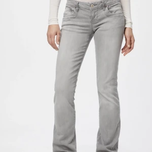 Lbt valerie jeans - Säljer dessa supersnygga och populära lågmidjade jeansen från Lbt. Jeansen är i storlek 27/32 men materialet är ganska stretchigt. De är helt slutsålda så passa på!☺️❤️