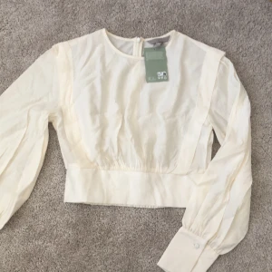 Party blus vit från H&M - Party blus vit från H&M. Aldrig använd. Croppad. 