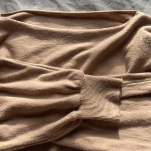 Tröja - En perfekt tunn tröja i beach rosa. Sliten på några ställen då den är använd.  I passformen skulle jag säga att den passar allt ifrån S-L beroende på hur löst man vill att den ska sitta.