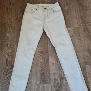 Pull & bear herrjeans - Ett par pull & bear herrjeans i storlek 30 slimfit