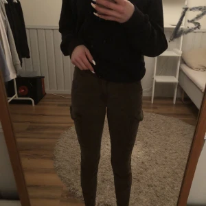 Byxor  - Säljer dessa byxor, vet ej vad man ska klassificera dom som. Men alla fickor är fungerande och byxorna är lågmidjade.