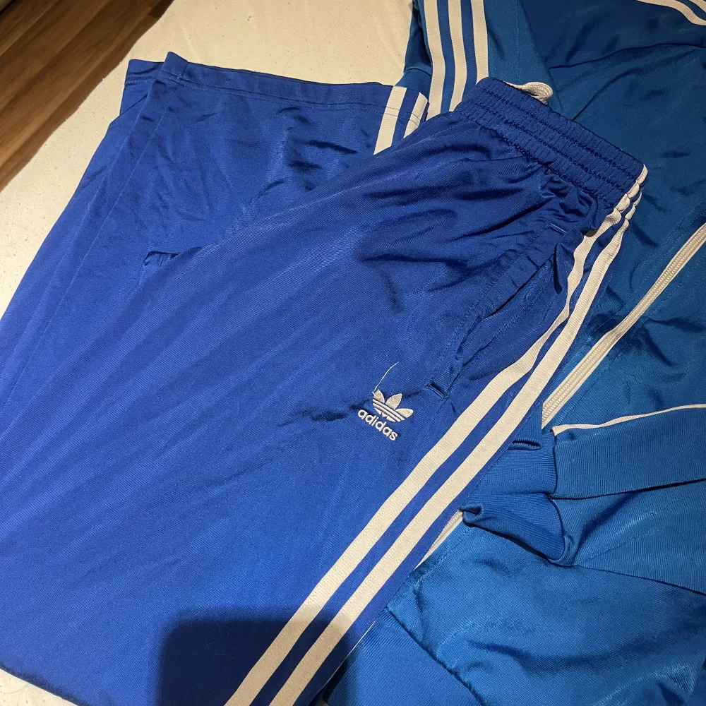 Adidas dress storlek s. Hoodies.