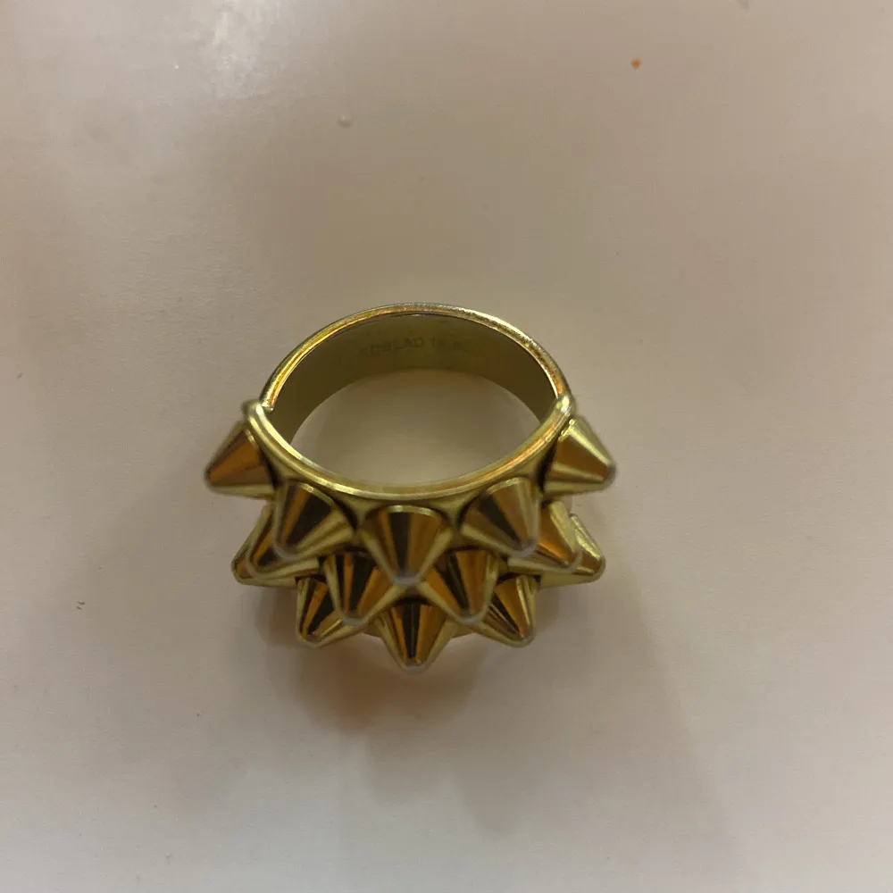 Säljer denna superfina och populära ringen mig modellen peak  i guld. Den har täcken på användning, men det är inget som man ser tydligt. Ringen är i storlek S alltså 16,80mm. 💗(köparen står för frakten!). Accessoarer.