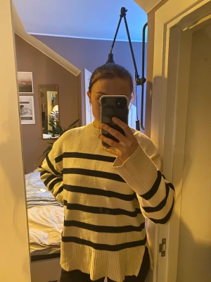 Randig stickad tröja - Randig stickad tröja från Zara, storlek M. Sparsamt använd, men noppig på ärmarna och lite på magen (går säkert att ta bort med noppborttagare) 