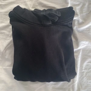svart hoodie - Svart hoodie från hm, i storlek xs. Köpte för 300kr men säljer för 100kr + frakt. Skriv gärna för fler bilder💕💕