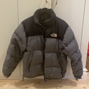 The North Face Nuptse - Perfekt höst, vinter vårjacka. Jackan är i bra skick och vårdsamt använd. Köptes ny för 3600kr