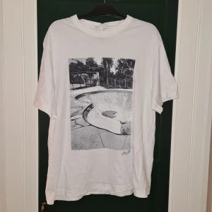 T-shirt med tryck - T-shirt från H&M. Sparsamt använd. Relaxed fit.