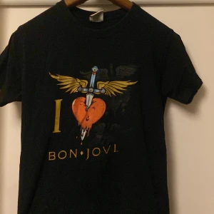Bon Jovi 2015 tour t shirt - Tröjan är storlek small, säljer för att den är för liten för mig. Kan mötas upp i Göteborg