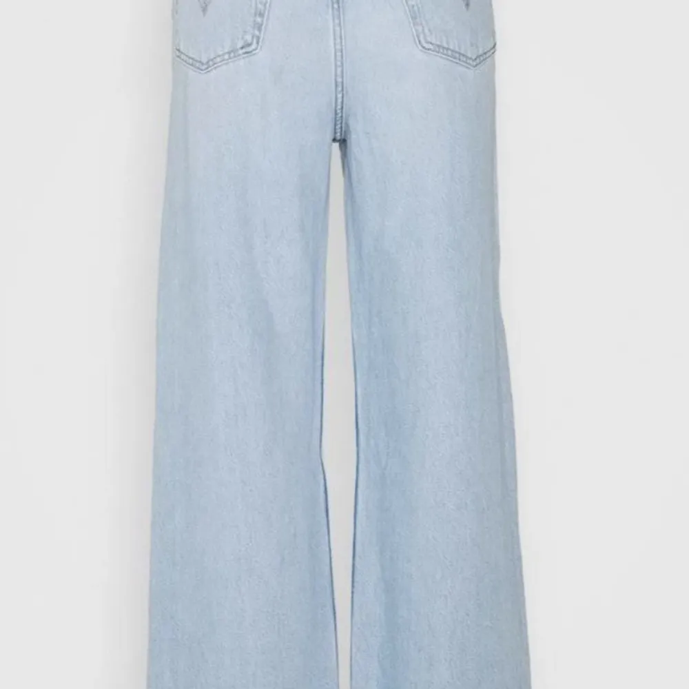 Byxor använda fåtal gånger, modell high loose flare, storlek 27 31 dock uppsydda så att de passar mig som är 1,64 lång.. Jeans & Byxor.