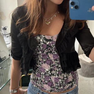 Festjacka! - Så snygg festjacka i satin med volanger! Sitter lite tajt för mig i armarna skulle passa s/Xs❤️