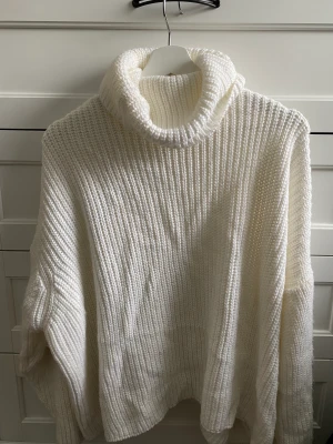 Vit stickad tröja  - Vit stickad tröja från Nakd, storlek s/m i ett supersjuk material 🥰 tröjan är lite oversized. Jättefint skick! Frakt ingår ej i priset 
