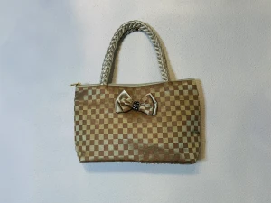 Söt olive/brun handväska - Jätte söt mini handväska som aldrig används. Den är endast 23cm lång och 15cm djup. Passar bra att ha smink i eller om man vill ut på kvällen. Får plats med plånbok, mobil och lite andra extra småsaker💗köpt i Thailand