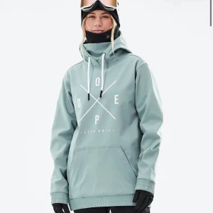 Dope jacka, skidjacka  - En jätte fin dope jacka i färgen turkos😻 Är bara använd en säsong få gånger och är i jätte bra skick. Storlek xs, men det beror på hur man vill att den ska sitta💗 Köparen betalar för frakten💗 Skriv privat för fler bilder eller frågor!💗