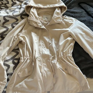 Vindjacka ONLY  - Fin vindjacka från ONLY. Endast använt en gång. Inga defekter den är som nyskick. 