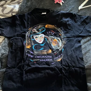 Hard rock cafe tshirt  - Retro hard rock cafe tshirt med några defekter på trycket vilket jag själv tycker det gör att den ser cool ut. Finns annara inga defekter.’