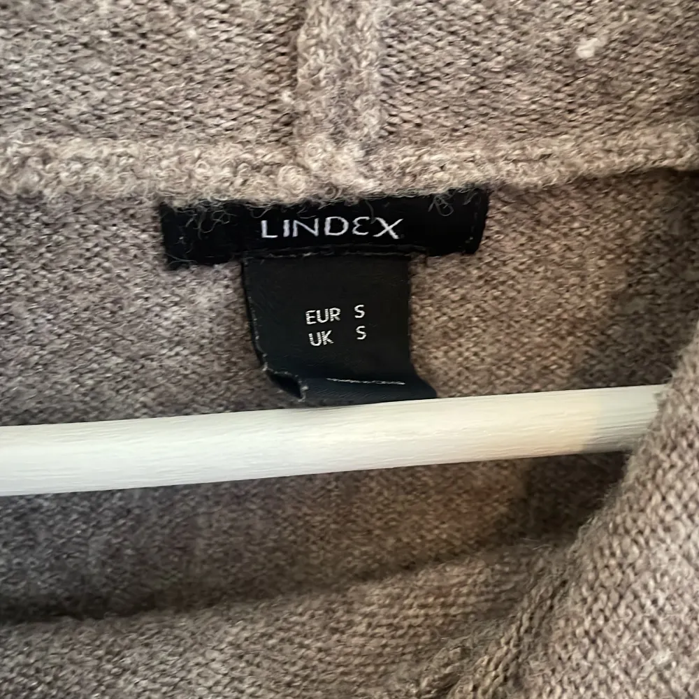 Supermysig stickad hoodie från Lindex i storlek S, passar både S och M💕. Stickat.