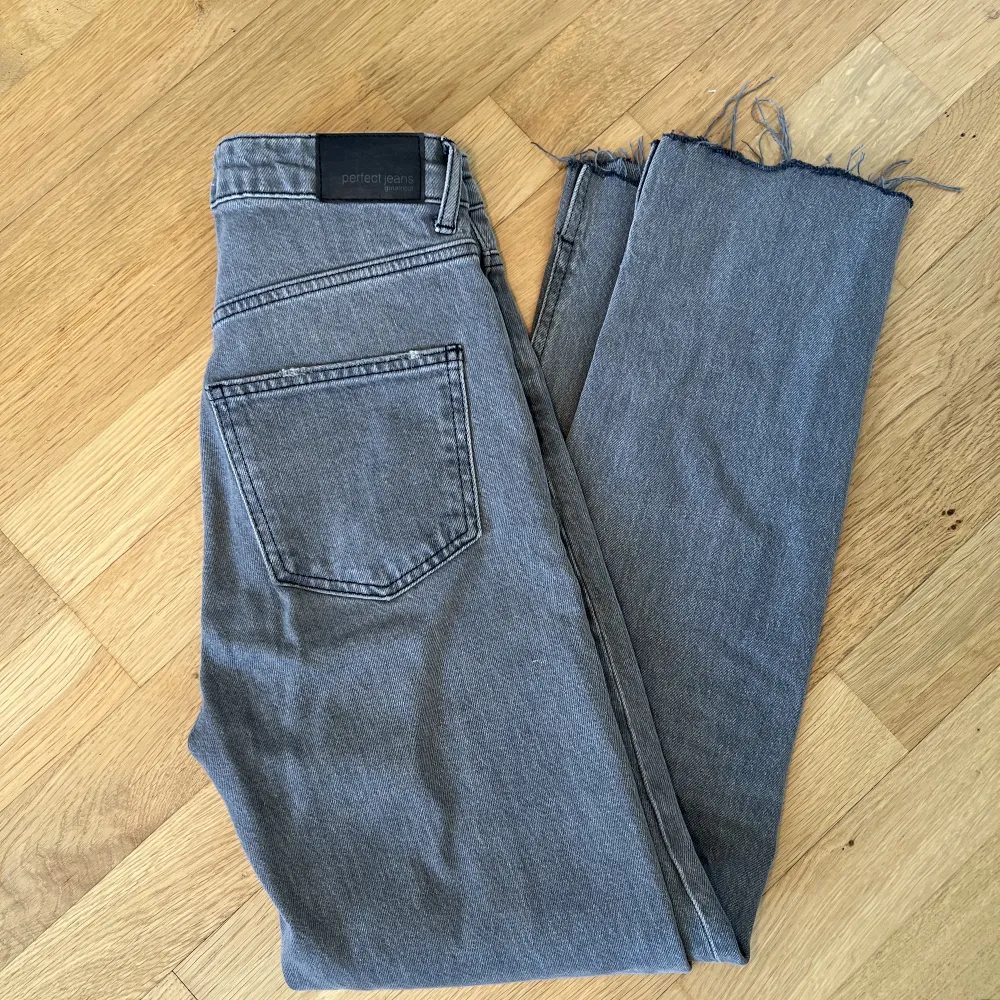 Superfina grå jeans från GinaTricot🌟 Strl. 32 Köpta här på Plick, men passade tyvärr inte mig. Superbra skick. Första bilden lånad 💞. Jeans & Byxor.