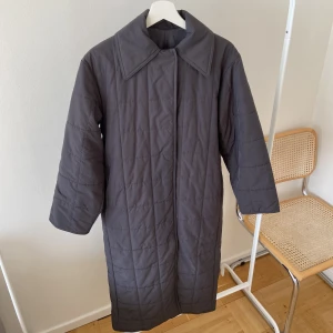 Relaxed Padded Puffer Coat - & Other Stories Kappa - Jättefin kappa i toppenskick - perfekt inför våren! Storlek XS, relaxed fit. Nypris 1450kr. Bara att skriva om frågor finns🌞