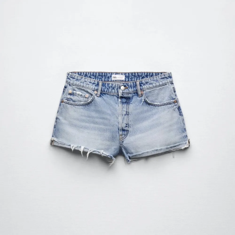 söker dessa ljusblå jeansshorts från zara till ett bra pris i storlek 36!❣️❣️. Shorts.