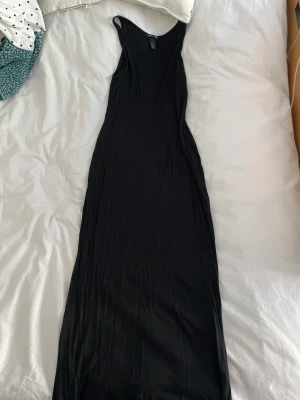 Långklänning  - Långklänning i svart från h&m