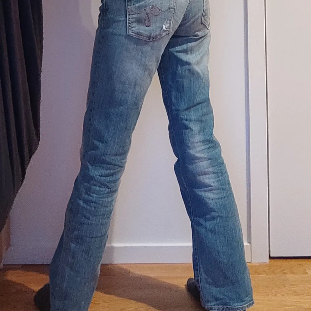 Säljer mina jätte snygga Guess jeans eftersom de inte kommer till så mycket användning längre. Köptes på second hand och är i bra skick förutom vid fickorna där några av diamanterna har fallit. Midjemått: 37 och innerbenslängden: 74, skriv för frågor.. Jeans & Byxor.