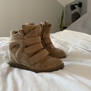 ”Isabel Marant” skor - Så sjukt fina skor från vices. Ser typ exakt likadana ut som Isabel Marant. Gott skick men använda fåtal gånger. Köparen står för frakten💕💕💕💕