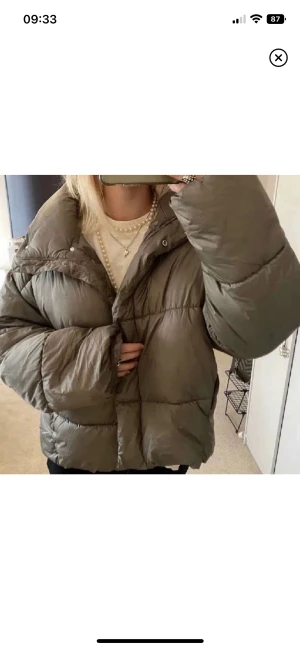 Jacka  - Säljer denna jacka då den inte kommer till användning. Den är använd bara ett fåtal gånger och i mycket bra skick! Hör av er vid intresse och frågor❣️