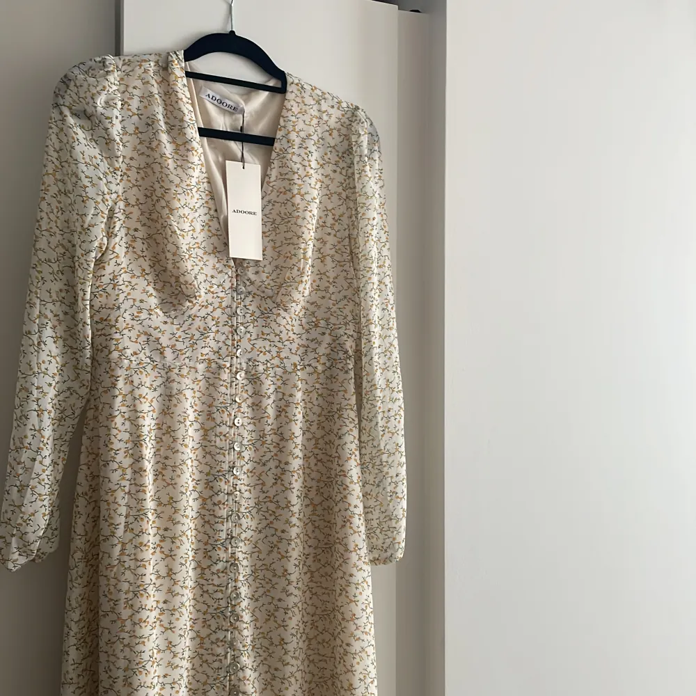 En klänning ifrån ADOORE ”Paris dress lemon”. Köpt för 1499 kr och är helt oanvänd.  Säljer för 999 kr. I storlek 38.. Klänningar.