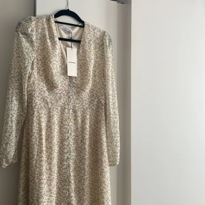 Adoore klänning  - En klänning ifrån ADOORE ”Paris dress lemon”. Köpt för 1499 kr och är helt oanvänd.  Säljer för 999 kr. I storlek 38.
