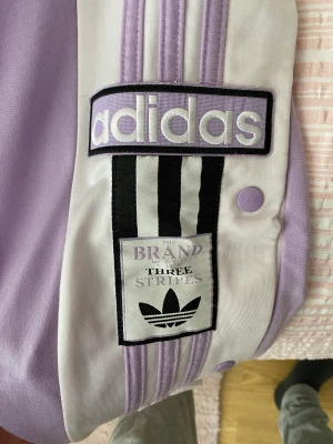 Adidasbyxor - Säljer dessa superfina Adidasbyxor. Bara använda ett fåtal gånger då de inte riktigt är min stil. Storlek 38 men funkar även på en 36a ☺️