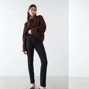 Gina tricot byxor  - Byxor med hög midja, slits med dragkedja. Nypris var 499kr 