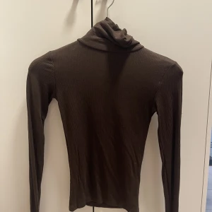 Turtleneck tröja- New Yorker - Storlek XS,brun turtleneck tröja från New Yorker, använt 1 gång då den var för liten för mig.