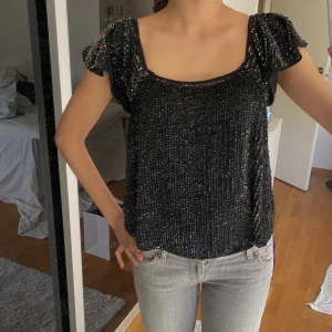 Glittrig topp - Säljer denna paljett topp i bra skick pga den inte kommer till användning längre💕