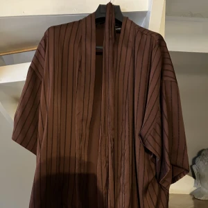 Blus - Oanvänd. Köparen betalar frakt. 