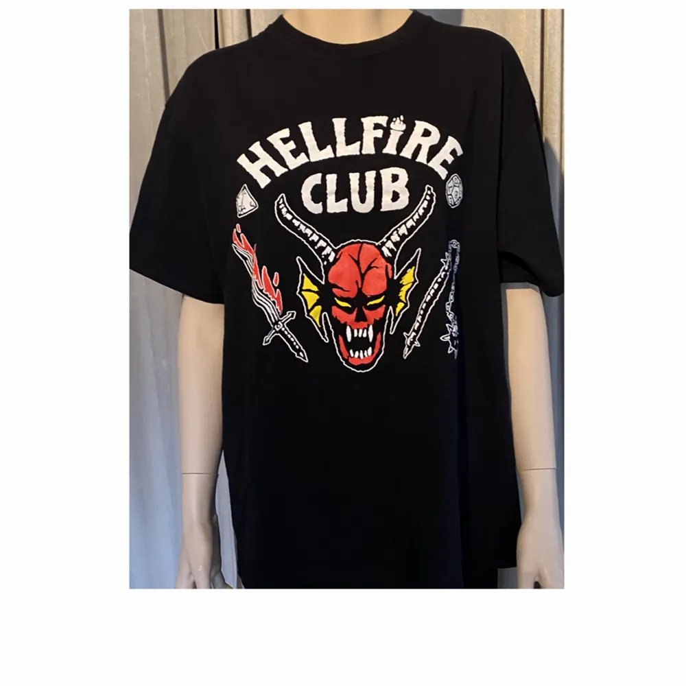 Hellfire Club t-shirt! Det är en storlek XL! Superbra skick, nästan nyskick skulle jag säga😊. T-shirts.