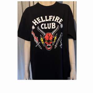 Hellfire Club t-shirt! Det är en storlek XL! Superbra skick, nästan nyskick skulle jag säga😊