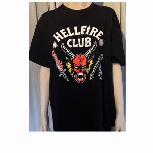 Stranger Things merch - Hellfire Club t-shirt! Det är en storlek XL! Superbra skick, nästan nyskick skulle jag säga😊