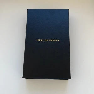 Ideal of sweden skall  - Mobilskal till en iphone 12 med inbyggd plånbok. Helt nytt använt en gång. Box ingår. Pris kan diskuteras 