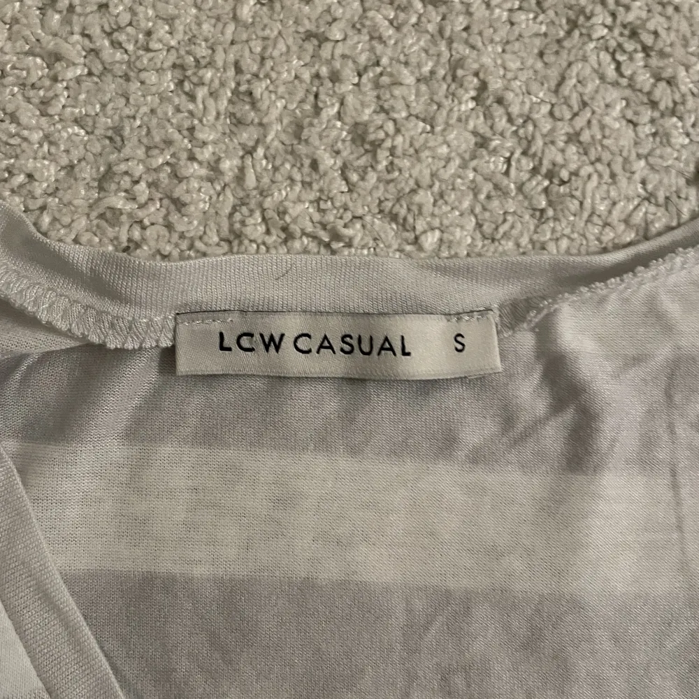 low casual t-shirt i strl S! 💗den har knappt blivit använd. . T-shirts.