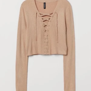 ribbad topp med snörning - ribbad topp med justerbar snörning från h&m. storlek s.