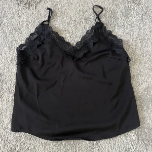 Linne  - Super fint svart linne som inte kommer till användning. Inga fläckar eller liknande ❤️ Köpare står för frakten 