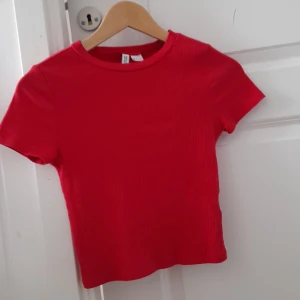 T-shirt - Röd t-shirt från HM storlek S
